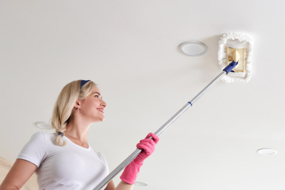 Как ухаживать за натяжным потолком: инструкция по мытью ПВХ и чистке ткани